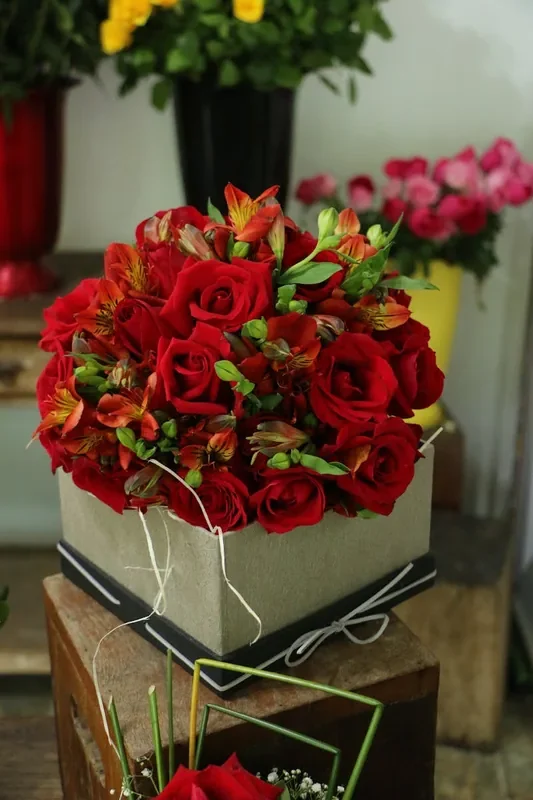 Caja de rosas rojas y astromelias