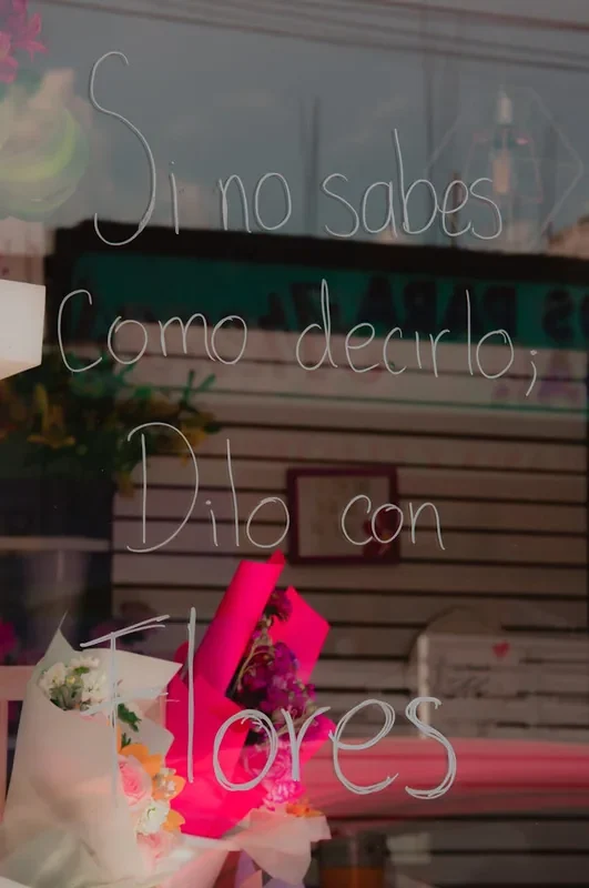 Escaparate de floristería con el mensaje Dilo con flores
